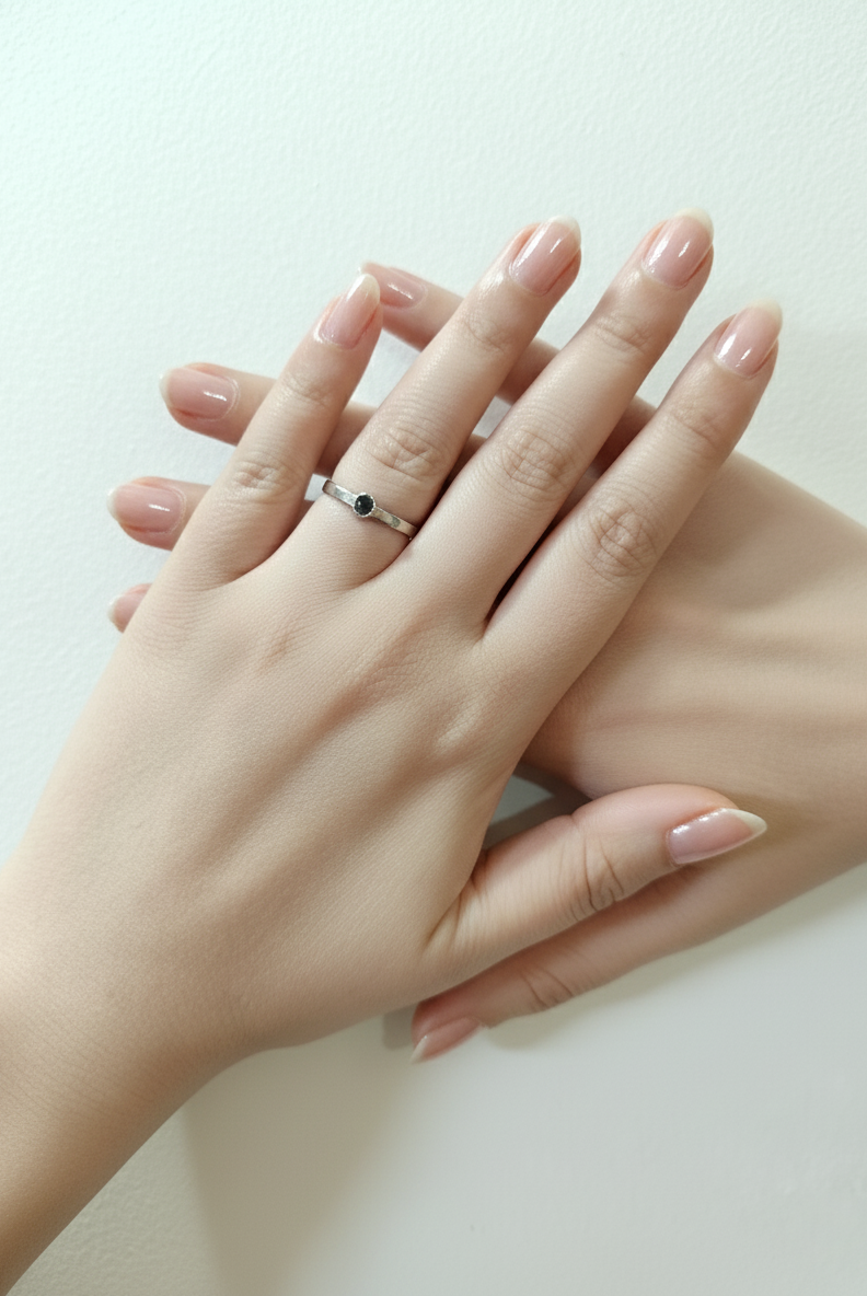 Shades of Luck – Garnet Ring | Sterling Silver